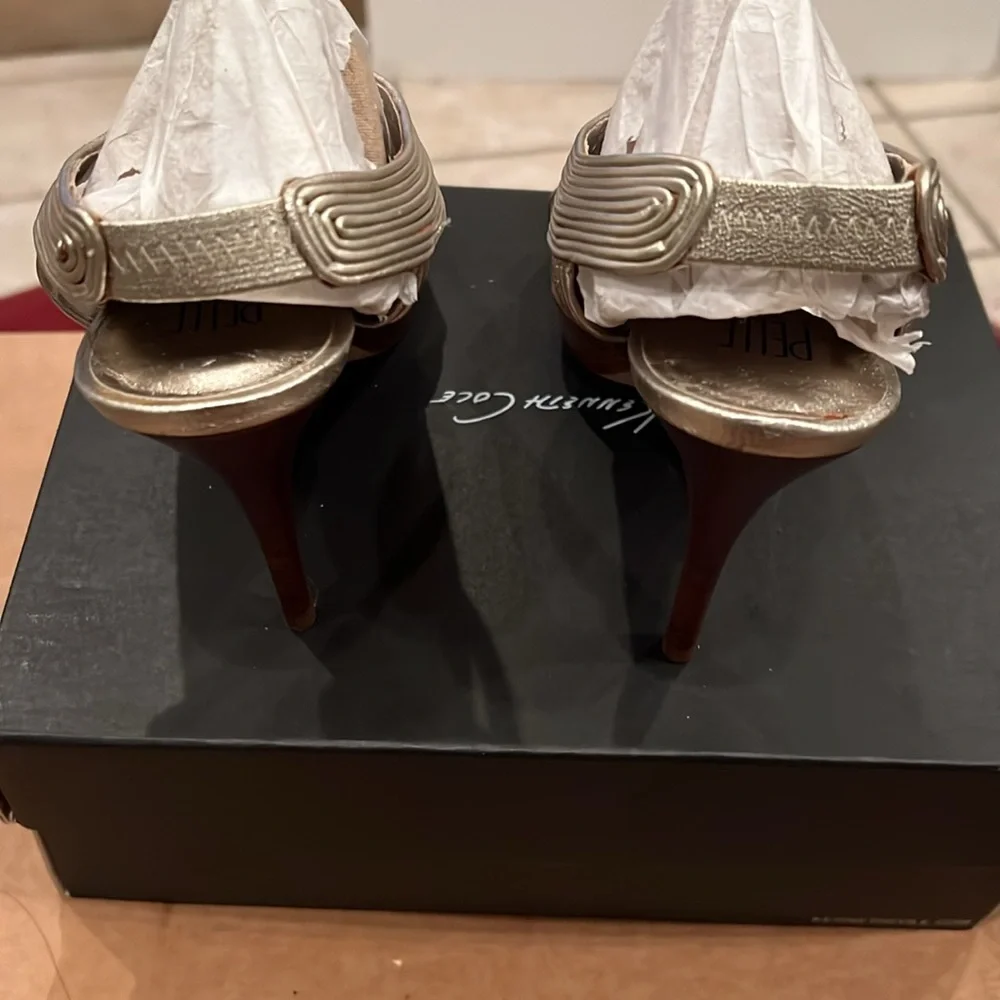 Pelle Moda Platform Sandals in Gold Cross Straps with Stacked Heel in Gold Sz 8